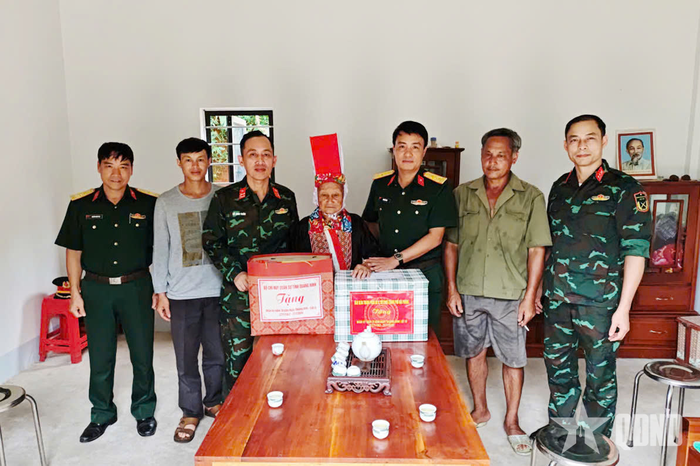 Đại tá Bùi Đức Lâm, Phó chỉ huy trưởng, Tham mưu trưởng Bộ CHQS tỉnh thăm, tặng quà gia đình bà Tằng Thị Múi, vợ liệt sĩ, tại thôn Sông Moóc B, xã Hoành Mô (Quảng Ninh).