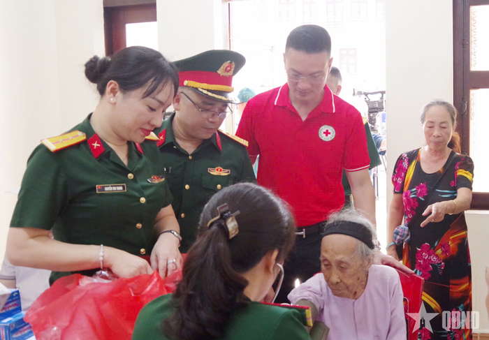 Bộ CHQS tỉnh phối hợp với Hội Chữ thập đỏ tỉnh tổ chức chương trình khám bệnh, tư vấn sức khỏe, cấp phát thuốc miễn phí và trao quà tặng 150 đối tượng chính sách là thương binh, bệnh binh, thân nhân liệt sĩ, người có công với cách mạng, nạn nhân chất độc da cam/dioxin và cựu thanh niên xung phong có hoàn cảnh khó khăn trên địa bàn xã Tiên Yên.