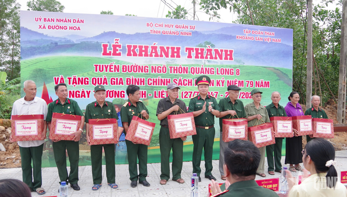 Đại tá Lê Trọng Hòa, Ủy viên Ban Thường vụ Tỉnh ủy, Chỉ huy trưởng Bộ CHQS tỉnh Quảng Ninh tặng quà đối tượng chính sách tại xã Đường Hoa nhân kỷ niệm 79 năm Ngày Thương binh - Liệt sĩ.