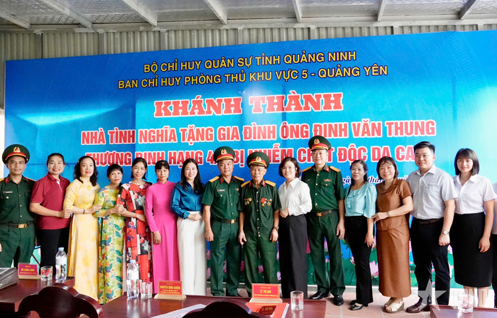 Lãnh đạo Bộ CHQS tỉnh, Ban chỉ huy Phòng thủ khu vực 5 - Quảng Yên cùng phường Hiệp Hòa chụp ảnh lưu niệm với ông Đinh Văn Thung trong ngày bàn giao ngôi nhà mới.