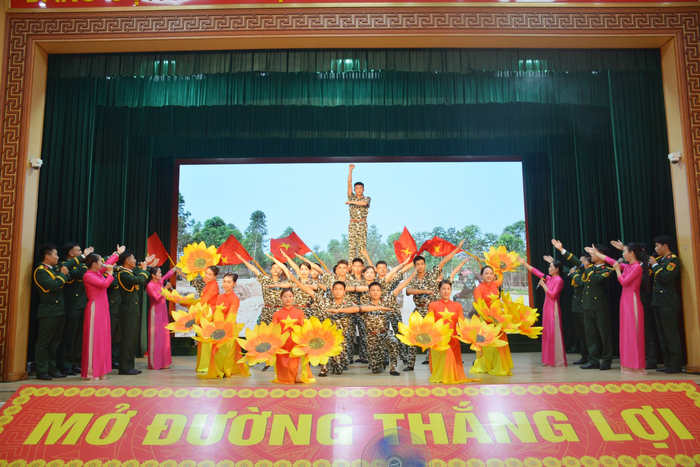 Chương trình văn nghệ chào mừng do tuổi trẻ Lữ đoàn 249 trình diễn.