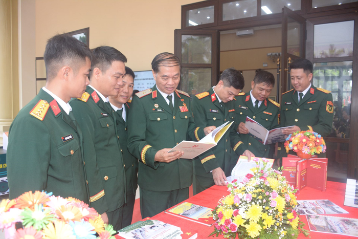 Thiếu tướng, Anh hùng LLVT nhân dân Hoàng Kiền, nguyên Tư lệnh Binh chủng Công binh và các đại biểu tham quan các sản phẩm của tuổi trẻ Lữ đoàn 249.