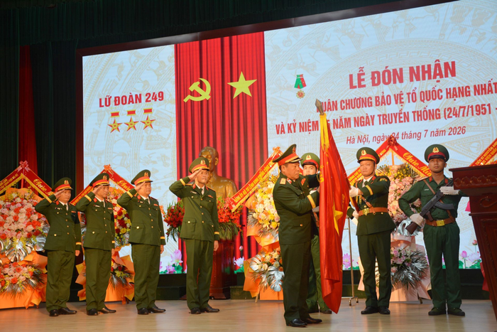 Thừa ủy quyền của Chủ tịch nước, Thiếu tướng Đinh Ngọc Tường gắn Huân chương Bảo vệ Tổ quốc hạng Nhất lên Quân kỳ Quyết thắng của Lữ đoàn 249.