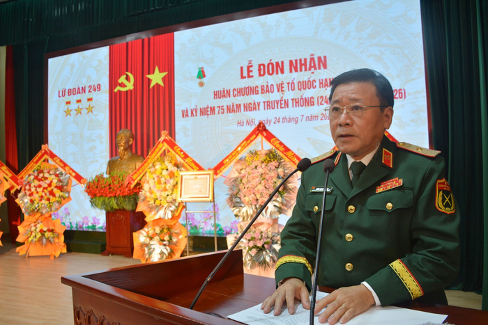 Thiếu tướng Đinh Ngọc Tường, Bí thư Đảng ủy, Chính ủy Binh chủng Công binh phát biểu chỉ đạo tại buổi lễ.