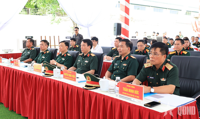 Thủ trưởng Bộ Quốc phòng và các đại biểu dự lễ khởi công.