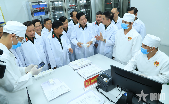 Thượng tướng Nguyễn Văn Gấu và các đại biểu tham quan quy trình bảo quản, lưu trữ hài cốt liệt sĩ tại Kho 708, Cục Quân y.