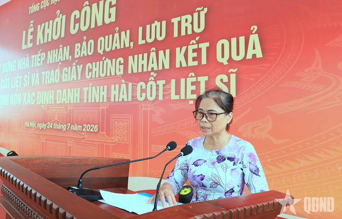 Bà Nguyễn Thị Dự, con gái liệt sĩ Nguyễn Văn Kết phát biểu.