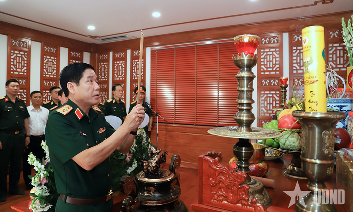 Thượng tướng Nguyễn Văn Gấu và các đại biểu dâng hương tưởng niệm các anh hùng liệt sĩ.