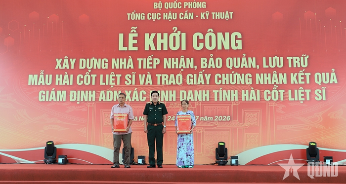 Thượng tướng Nguyễn Văn Gấu trao quà của Quân ủy Trung ương, Bộ Quốc phòng tặng thân nhân các liệt sĩ.