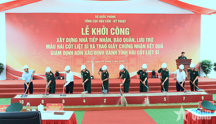 Thủ trưởng Bộ Quốc phòng và các đại biểu thực hiện nghi thức khởi công xây dựng Nhà tiếp nhận, bảo quản, lưu trữ mẫu hài cốt liệt sĩ.