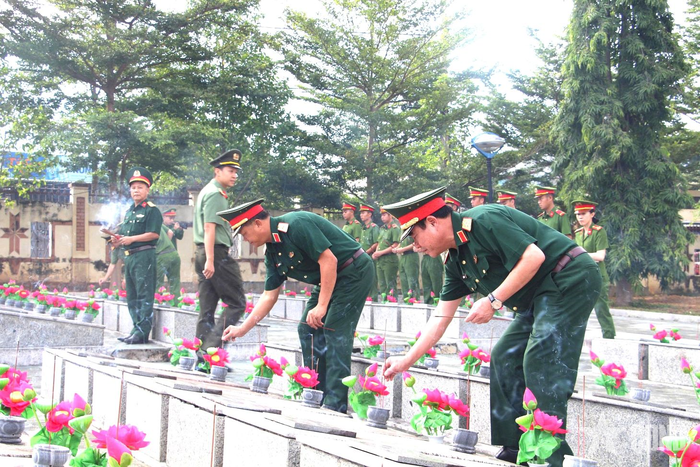  Đoàn công tác viếng Nghĩa trang Liệt sĩ phường Đăk Cấm, tỉnh Quảng Ngãi. 