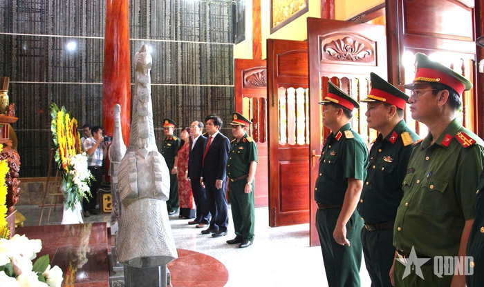  Các đại biểu viếng Nhà bia tưởng niệm các anh hùng liệt sĩ Sư đoàn 10 (Quân đoàn 34). 