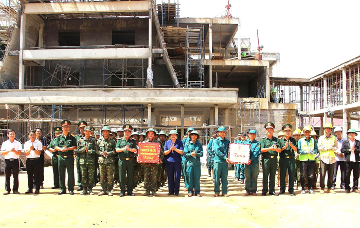  Đoàn công tác trao quà tặng cấp ủy, chính quyền, các nhà thầu, lực lượng thi công các dự án trường phổ thông nội trú liên cấp. 