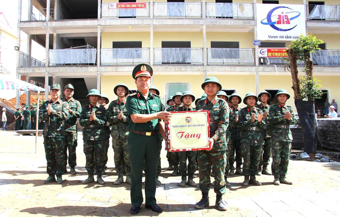  Thiếu tướng Trần Thanh Hải, Phó tư lệnh Quân khu 5 trao quà của Bộ tư lệnh Quân khu 5 tặng các lực lượng. 