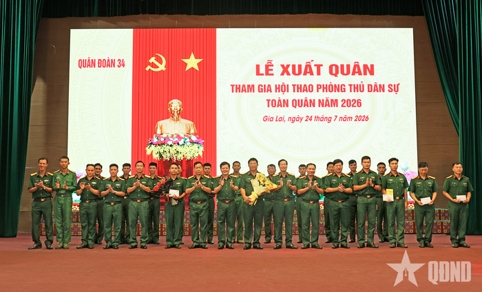 Lãnh đạo Quân đoàn 34, các cơ quan, đơn vị trao quà và hoa tặng đoàn huấn luyện viên, vận động viên. 