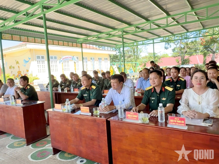 Đại biểu tham dự lễ khởi công. 