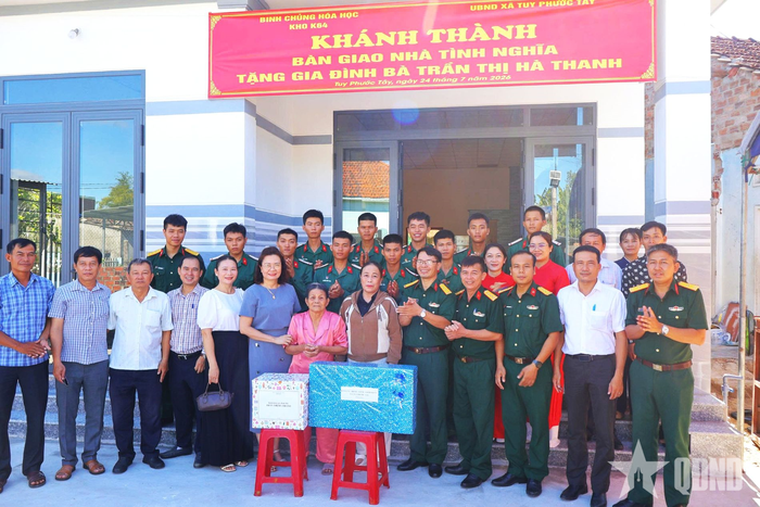  Kho K64 và chính quyền địa phương tặng quà gia đình bà Trần Thị Hà Thanh. 