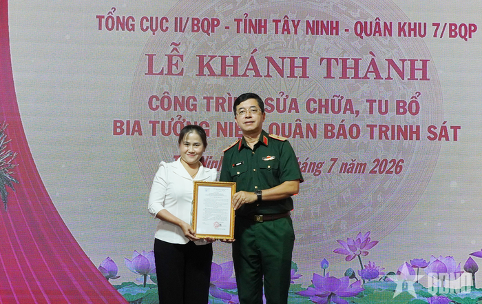  Thủ trưởng Tổng cục II trao quyết định bàn giao công trình đến Ban quản lý Khu du lịch Quốc gia núi Bà Đen.