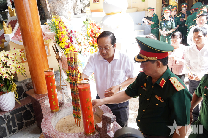  Lãnh đạo tỉnh Tây Ninh, nguyên lãnh đạo Tổng cục II dâng hương tưởng niệm.