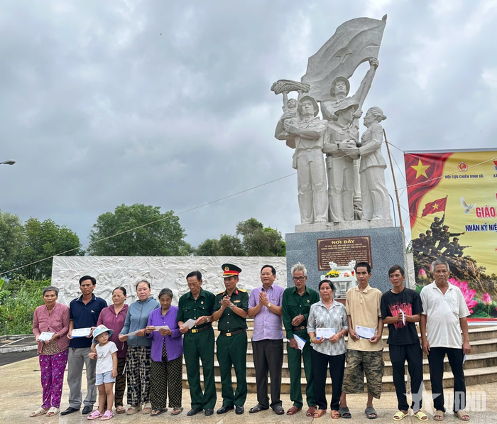 Ban tổ chức trao quà tặng các gia đình chính sách, người có công với cách mạng trên địa bàn xã Hưng Mỹ. 
