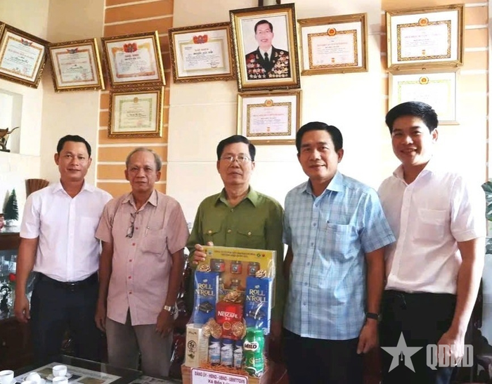 Đại diện Đảng ủy, HĐND, UBND và Ủy ban Mặt trận Tổ quốc Việt Nam xã Bến Lức, tỉnh Tây Ninh, thăm thương binh Nguyễn Văn Hữu (đứng giữa) dịp 30-4-2026. 