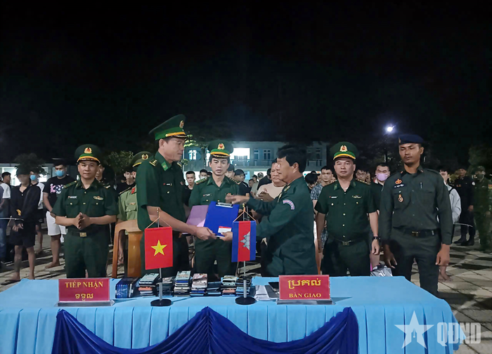 Hiến binh Quân đội Hoàng gia Campuchia trao biên bản trao trả công dân Việt Nam cho Bộ đội Biên phòng Việt Nam. Ảnh do đơn vị cung cấp
