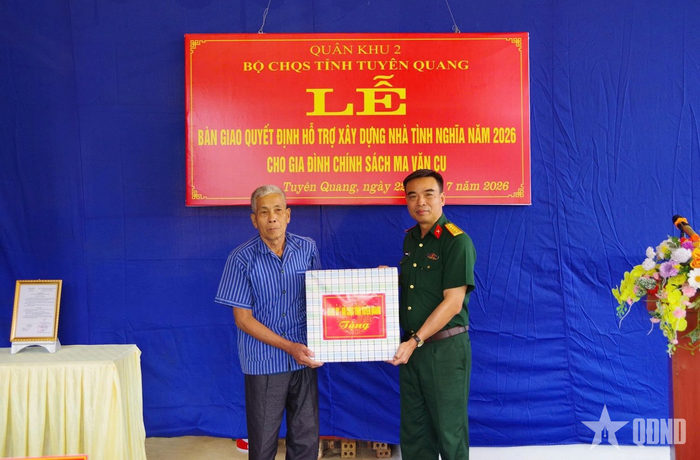 Đại tá Phan Thanh Thủy, Chủ nhiệm Chính trị Bộ CHQS tỉnh Tuyên Quang trao Quyết định hỗ trợ xây dựng nhà tình nghĩa và quà chúc mừng gia đình ông Ma Văn Cu, thôn Tân Hợp, xã Tân An. Ảnh: Xã Tân An
