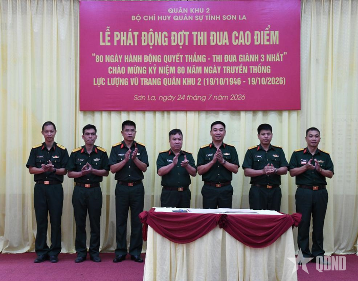  Lãnh đạo Bộ CHQS tỉnh chúc các đơn vị hoàn thành thắng lợi đợt thi đua cao điểm.