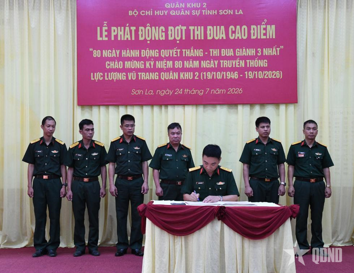Đồng chí Chính ủy Bộ CHQS tỉnh ký xác nhận giao ước thi đua của các đơn vị.
