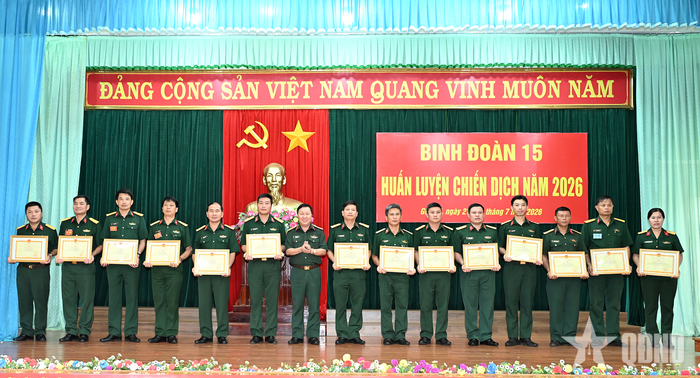 Đại tá Trần Ngọc Hải trao bằng khen tặng các cá nhân.