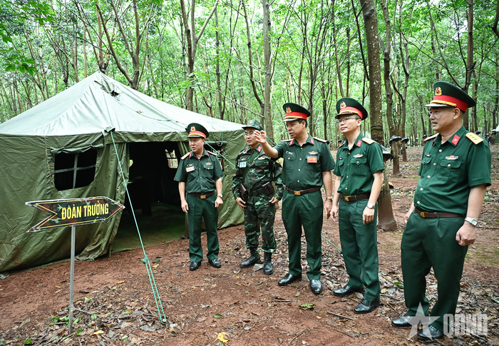 Lãnh đạo Binh đoàn 15 kiểm tra khu sơ tán.