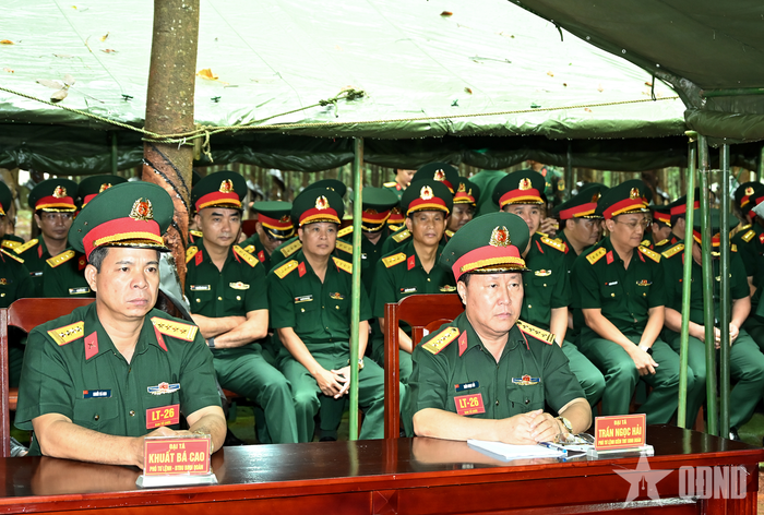 Đại tá Khuất Bá Cao và Đại tá Trần Ngọc Hải theo dõi, chỉ đạo Đoàn Kinh tế - Quốc phòng 75 thực hiện nội dung chuyển trạng thái sẵn sàng chiến đấu.