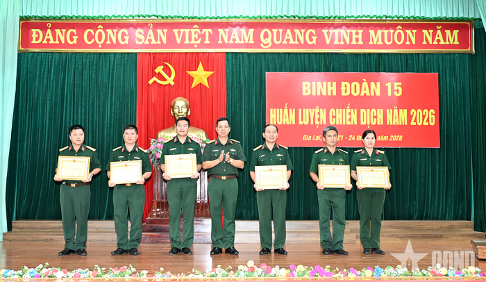 Đại tá Khuất Bá Cao trao bằng khen tặng các tập thể.