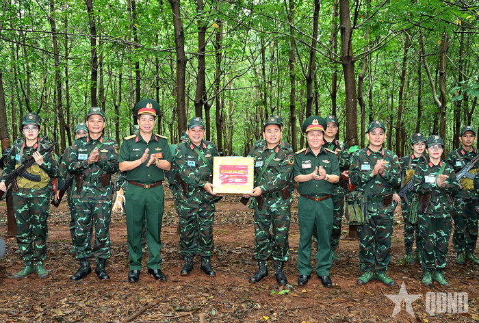 Đại tá Khuất Bá Cao và Đại tá Trần Ngọc Hải trao quà tặng khung tập của Đoàn Kinh tế - Quốc phòng 75.