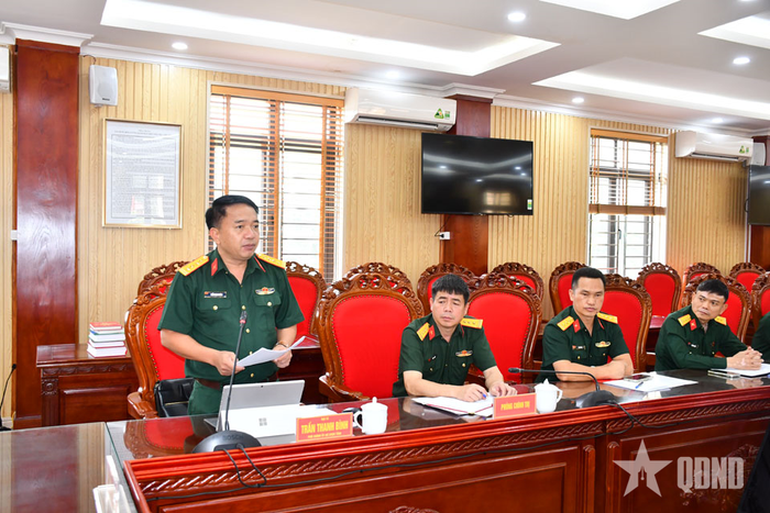 Đại diện Bộ CHQS tỉnh Lai Châu báo cáo khảo sát, xác minh, tìm kiếm, khai quật và quy tập hài cốt liệt sĩ tại buổi họp báo.
