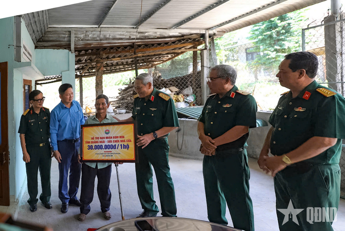  Đoàn công tác thăm gia đình ông Nguyễn Lưu, nạn nhân bom mìn được nhận hỗ trợ sửa chữa nhà.