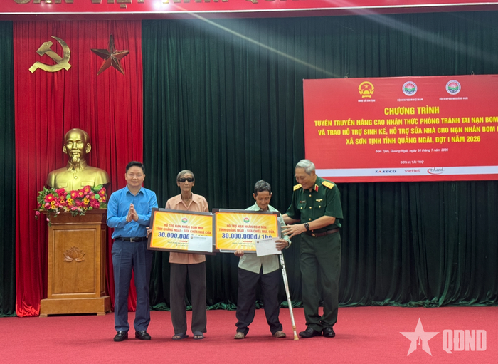 Trung tướng Nguyễn Đức Soát và ông Nguyễn Quang Huy, Phó tổng giám đốc Công ty cổ phần dịch vụ hàng không Tasecoairs, Tập đoàn TASECO trao hỗ trợ sửa nhà tặng nạn nhân bom mìn tỉnh Quảng Ngãi.