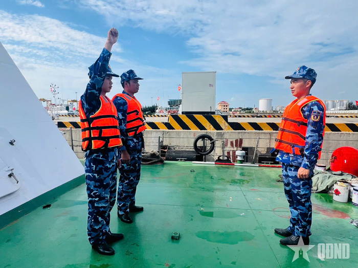 Cán bộ, chiến sĩ Hải đoàn 11 luyện tập các bảng bố trí chiến đấu, nâng cao khả năng hiệp đồng và xử trí tình huống trên biển. 
