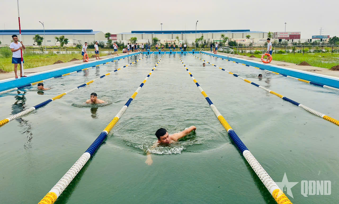  Hải đoàn 11 tổ chức kiểm tra, luyện tập bơi cho cán bộ, chiến sĩ, bảo đảm yêu cầu về thể lực và kỹ năng phục vụ nhiệm vụ. 