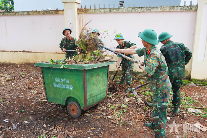 Học viên Trường Sĩ quan Lục quân 2 dọn vệ sinh môi trường.