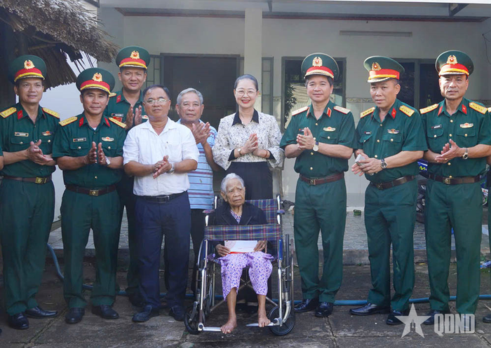 Đoàn công tác Trường Sĩ quan Lục quân 2 thăm, tặng quà Bà mẹ Việt Nam anh hùng Dương Thị Đành tại phường Tân Thành.
