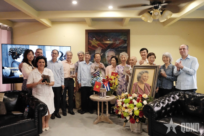 Đại sứ Rogelio Polanco Fuentes cùng các đại biểu, khách mời chụp ảnh chung.
