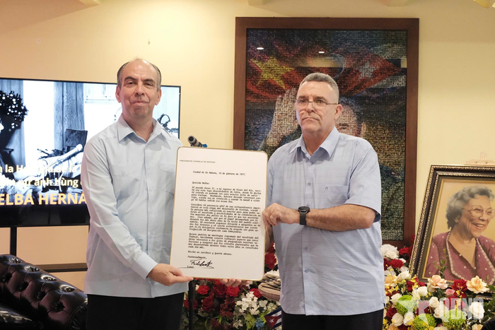 Ông Manuel Enrique Montanẽ́ Enriquez, cháu trai của nữ anh hùng cách mạng Cuba Melba Hernández trao tặng Đại sứ Rogelio Polanco Fuentes bản sao bức thư của lãnh tụ Fidel Castro gửi bà Melba Hernández nhân dịp bà được bổ nhiệm làm Đại sứ Cuba tại Việt Nam.