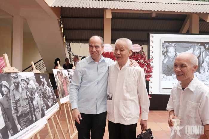 Đại sứ Rogelio Polanco Fuentes cùng các đại biểu tham quan triển lãm ảnh.