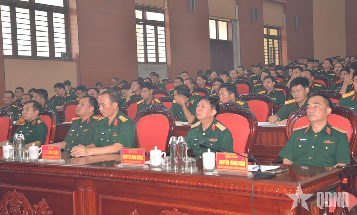 Các đại biểu tham dự lễ phát động thi đua. 