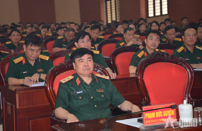 Trung tướng Phạm Đức Duyên chủ trì lễ phát động thi đua. 