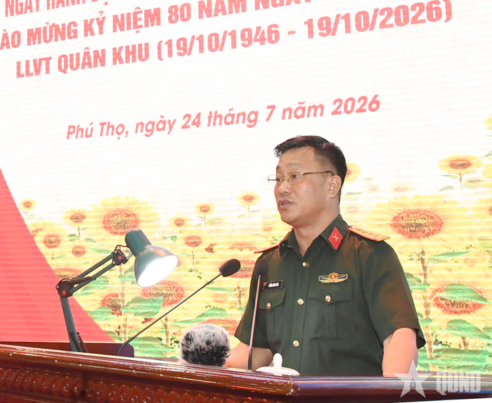  Đại tá Khổng Đình Tám, Chủ nhiệm Chính trị Quân khu 2 quán triệt nội dung của đợt thi đua cao điểm. 