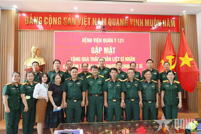 Bệnh viện Quân y 121 tổ chức gặp mặt, tặng quà thân nhân liệt sĩ nhân kỷ niệm 79 năm Ngày Thương binh - Liệt sĩ.