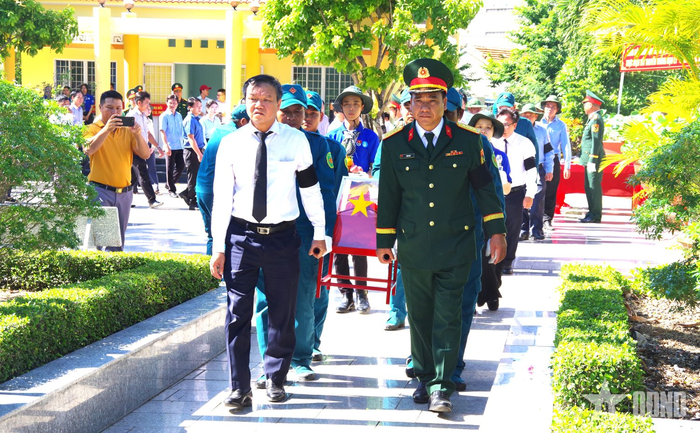  Di chuyển hài cốt liệt sĩ về nơi an táng. 