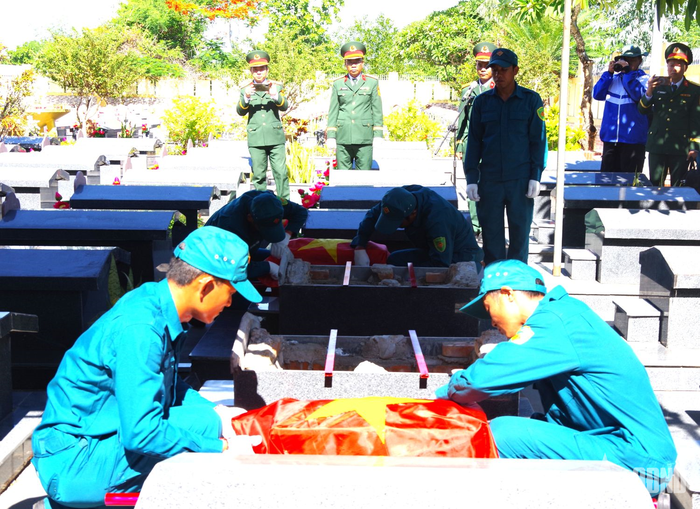  An táng hài cốt liệt sĩ. 